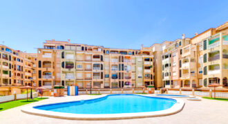 Sunny 2 Bedroom Apartment in Torrevieja with Parking