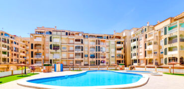 Sunny 2 Bedroom Apartment in Torrevieja with Parking