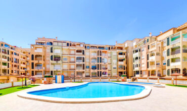 Sunny 2 Bedroom Apartment in Torrevieja with Parking